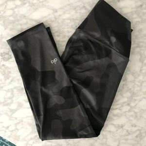 Camouflage Alo Yoga Cropped Leggings